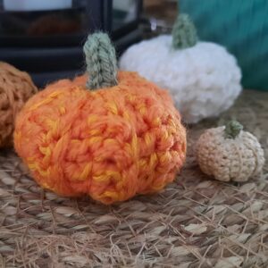 Engel Weihnachtsengel Christkind weinrot-gold zum Hängen oder Stellen (12 cm)