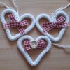 Knitted Wire Art Anhänger "Herz rot-weiß" (3 Stück)