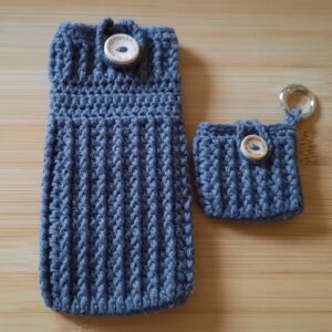 Gehäkelte Smartphonetasche Handysocke mit Minitäschchen dunkelgrau 7,5x16cm