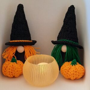 zwei Hexenwichtel mit Kürbissen und Windlicht. Farben schwarz, orange, grün