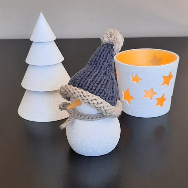 Deko-Set "Winter": Windlicht, Tannenbaum, Schneemann mit Strickmütze blau-beige