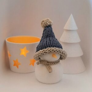 20260926_125916 Deko-Set "Winter": Windlicht, Tannenbaum, Schneemann mit Strickmütze blau-beige