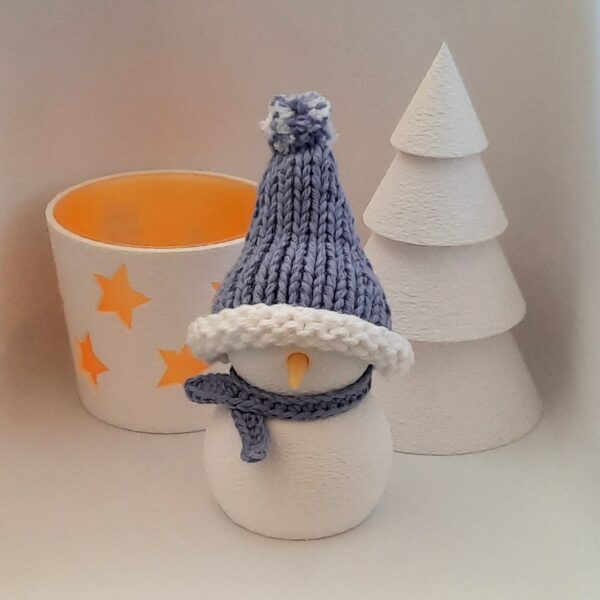 Deko-Set "Winter": Windlicht, Tannenbaum, Schneemann mit Strickmütze hellblau-weiß