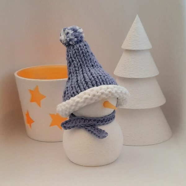 Deko-Set "Winter": Windlicht, Tannenbaum, Schneemann mit Strickmütze hellblau-weiß