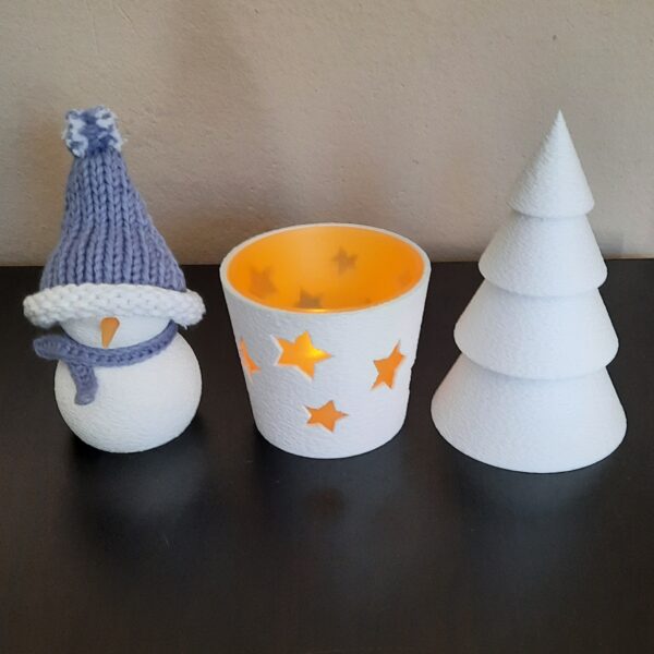 Deko-Set "Winter": Windlicht, Tannenbaum, Schneemann mit Strickmütze hellblau-weiß