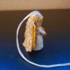 kleiner Engel-Anhänger mit weißem gehäkeltem Kleid und goldenen Flügeln und Stern aus PLA, lange lockige Haare, Seitenansicht