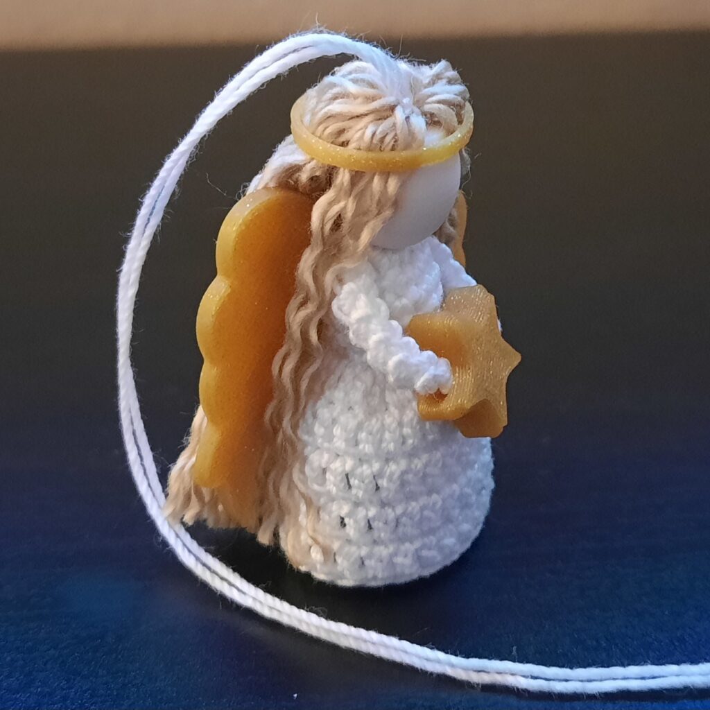 kleiner Engel-Anhänger mit weißem gehäkeltem Kleid und goldenen Flügeln und Stern aus PLA, lange lockige Haare