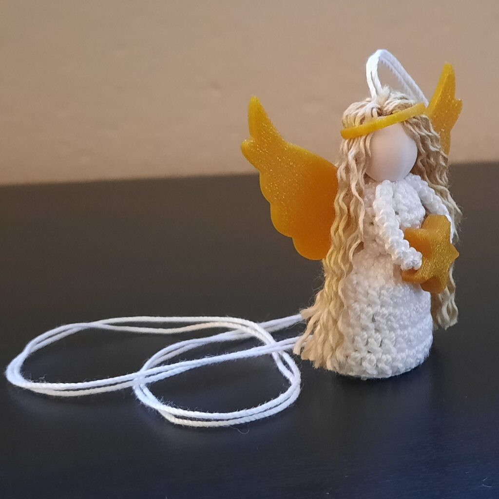 kleiner Engel-Anhänger mit weißem gehäkeltem Kleid und goldenen Flügeln und Stern aus PLA, lange lockige Haare