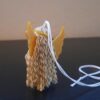 Engel-Anhänger von hinten mit weißem gehäkeltem Kleid und goldenen Flügeln und Stern aus PLA, lange lockige Haare