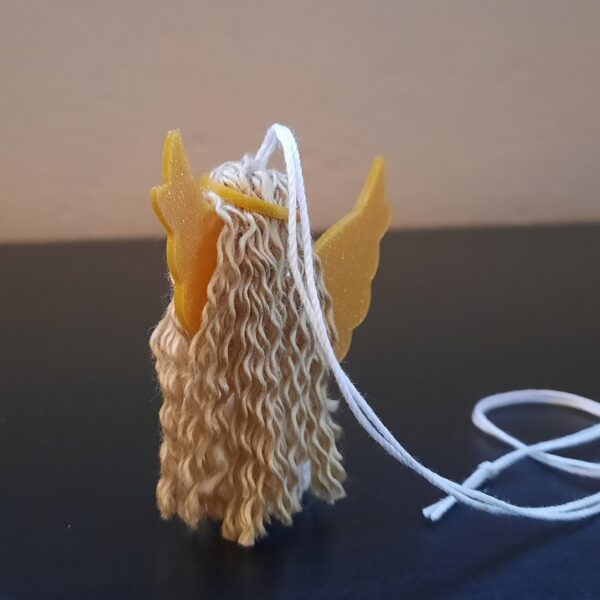 Engel-Anhänger von hinten mit weißem gehäkeltem Kleid und goldenen Flügeln und Stern aus PLA, lange lockige Haare