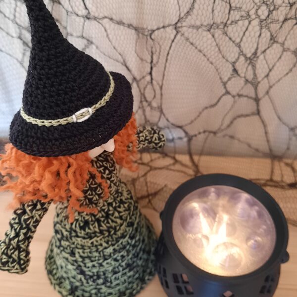 Halloween Hexe zum Hängen oder Stellen (18 cm)