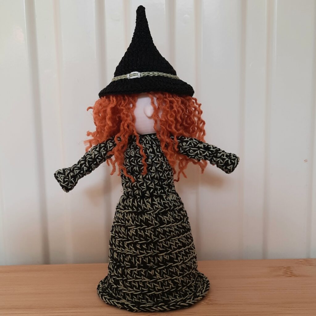 Halloween Hexe zum Hängen oder Stellen (18 cm)